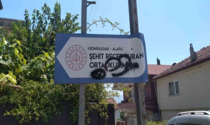 Şehit yön tabelası üzerine sprey boya ile boyadılar