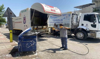 Şehzadelerde çöp konteynerleri dezenfekte ediliyor