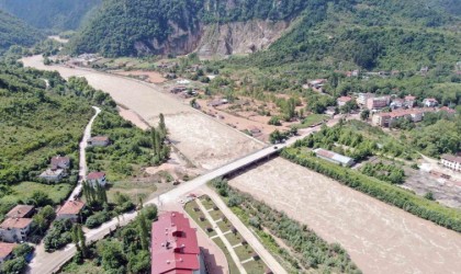 Selin kapattığı Cide-Bartın karayolu ulaşıma açıldı, ev ve iş yerlerinde tahliyeler sürüyor