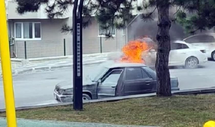 Seyir halinde alev alan otomobil yandı