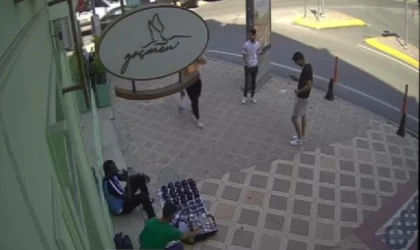 Seyyar satıcının telefonunu çaldı o anlar kameralara yansıdı