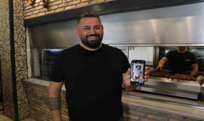 Sıcağı anlatmak için güneşte kebap pişirdi, yüz binlerce kişi izledi