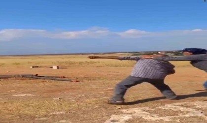 Sıcak havadan bunaldı, güneşe taşla saldırdı