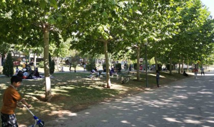 Sıcaktan bunalanlar parklarda serinliyor