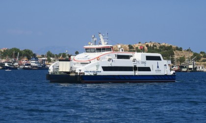 Şiddetli rüzgar nedeniyle İzmirde arabalı vapur seferleri iptal edildi