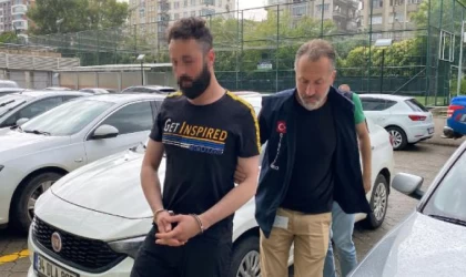 Silah sesini duyup balkona çıkan kadın vuruldu