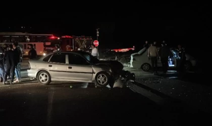 Sivas’ta iki otomobil kavşakta çarpıştı: 9 yaralı