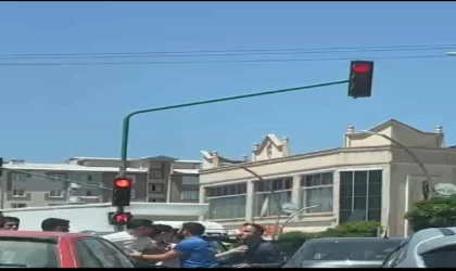 Sürücülerin kırmızı ışıkta ’yol verme’ kavgası