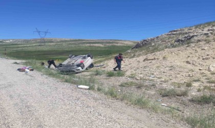 Takla atan araçtan emniyet kemeri sayesinde burunları bile kanamadan çıktılar