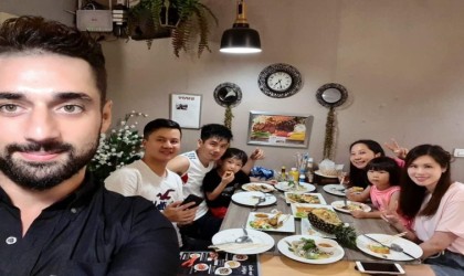 Tatil için gittiği Phuketin en ünlü restoranının sahibi oldu