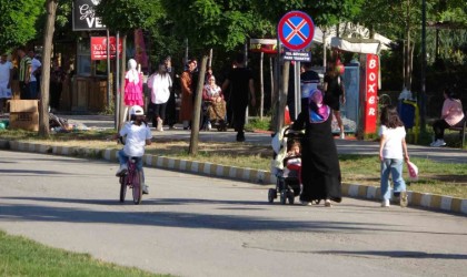 Tatvan sahili tatilcilerin uğrak mekanı oldu