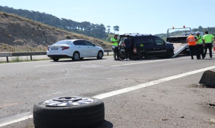TEMde hafif ticari aracın lastiği patladı: 9 yaralı