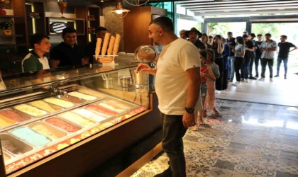 Termometre 44 dereceyi buldu, serinlemek isteyen kanala atladı, dondurma yedi