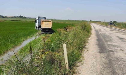 Tır çeltik tarlasına girdi, çamura saplandı
