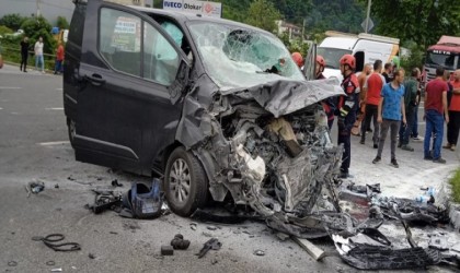 Trabzonda yakıt tankeri ile Arap turistleri taşıyan minibüs çarpıştı: 5 yaralı