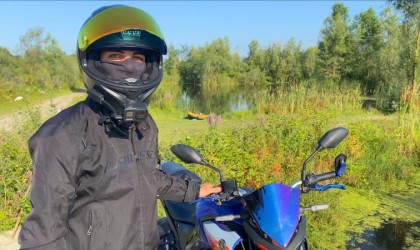 Trafik polisinden hız yapan motosikletli gence baba öğüdü: Ölürsen anne ve babana ne diyeceğiz?