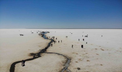 Tuz Gölünde yürüme turizmi sahilleri aratmıyor