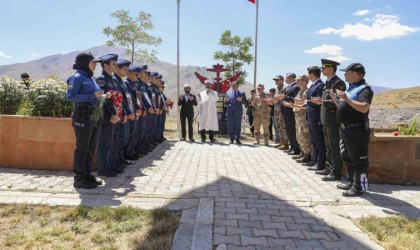 Uçak kazasında şehit olan 7 emniyet mensubu dualarla anıldı