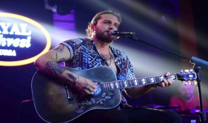 Ufuk Beydemir yeni şarkısını ilk kez Bursada seslendirdi