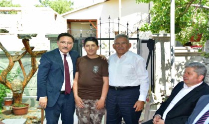 Vali Çiçek ve Başkan Büyükkılıç, 15 Temmuz Şehidi Cennet Yiğiti kabri başında andı