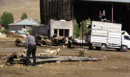 Vanlı esnafın 30 yıllık emeği yangında kül oldu