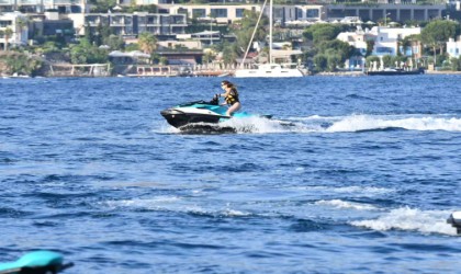 Yağmurun jet-ski şovu