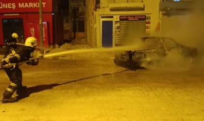 Yanan araç itfaiye ekibi tarafından söndürüldü