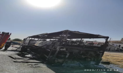 Yanan otobüsten valizlerini almaya çalıştılar / Ek fotoğraf