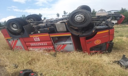 Yangın ihbarına giden itfaiye aracı devrildi: 3 yaralı