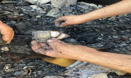 Yangında ev kullanılamaz hale geldi, büyük miktarda dolar ve Türk Lirası yandı