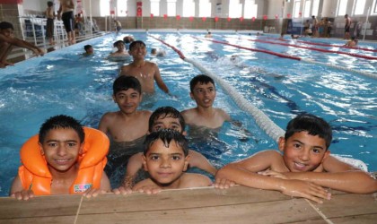 Yaz aylarında yüzme havuzları çocukların ve gençlerin vazgeçilmezi oldu
