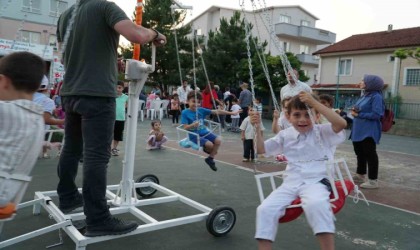 Yaz tatilinin tadını geleneksel oyun ve oyuncaklar ile çıkartıyorlar