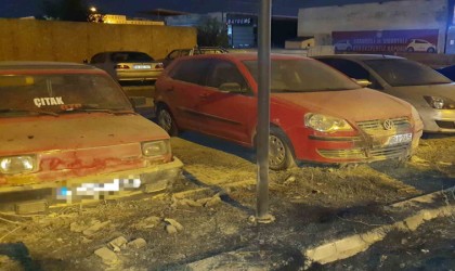 Yol kenarında çıkan ot yangınında park halindeki araçlar zarar gördü