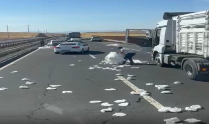 Yola savrulan çocuk bezlerini toplamak isteyen vatandaşlar trafiği tehlikeye soktu