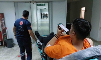 Yolda yürürken omzundan bıçaklandı