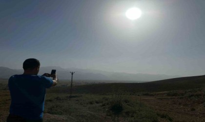 Yüksekovada dağlar toz bulutu altında kayboldu