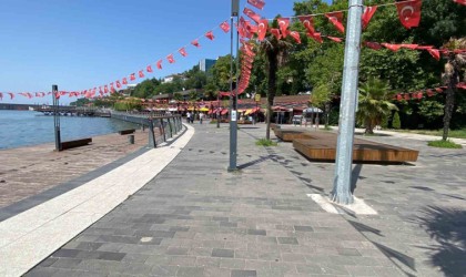 Zonguldakta vatandaşlar gölgelik alanlara kaçtı