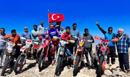 30 Ağustosu 3 bin 24 rakımlı tepeye Türk bayrağı dikerek kutladılar