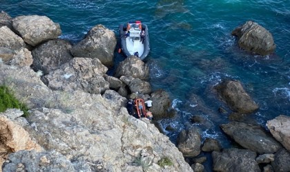30 metrelik falezlerin alt kısmında hareketsiz yatan şahsı deniz polisi kurtardı