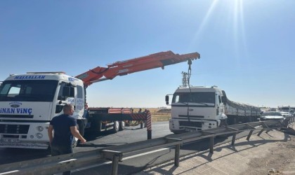 3ü çocuk 6 kişinin bulunduğu araca tır çarptı