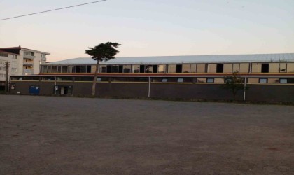 45 yıllık spor salonunun zeminin yenilenmesini bekliyorlar