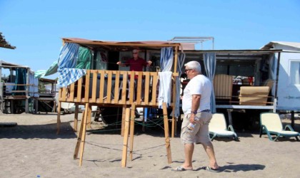 5 yıldızlı otellere komşu çardaklarda caretta caretta yuvalarını koruyarak tatil yapıyorlar