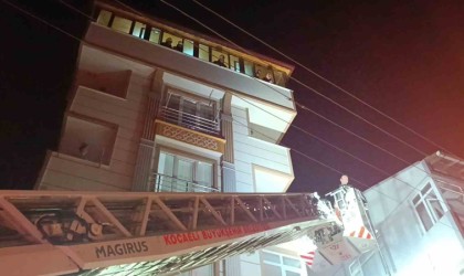 6 katlı binanın çatısında çıkan yangın söndürüldü