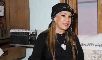81 yaşında estetik yaptıran Bedia Akartürk, ilk kez hayranların karşısına çıktı