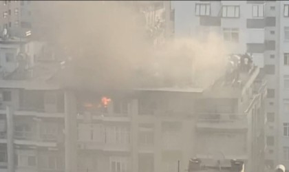 Adanada apartman dairesi alevlere teslim oldu