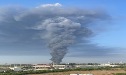 Adanada geri dönüşüm tesisinde yangın: Dumanlar kilometrelerce uzaktan görüldü