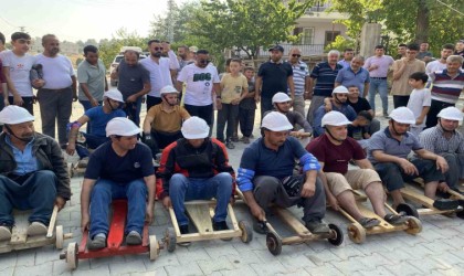 Adanada köylüler el yapımı tahta araçlarla yarıştı
