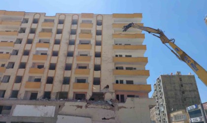 Ağır hasarlı bina yıkım esnasında yerle bir oldu