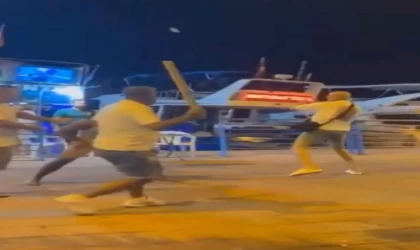 Alanya’da yumruklu, sopalı kavga kamerada