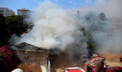 Alev alev yanan tarihi ev mahalleliyi sokağa döktü